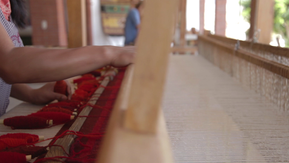 Weaving Traditional Mexican Carpet 5