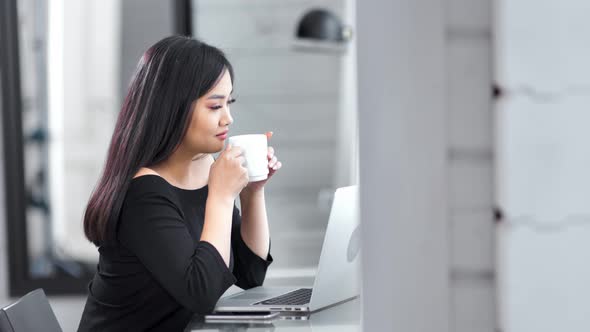 Medium Shot Pretty Asian Young Freelancer Girl Enjoying Break Drinking Coffee at Cafe