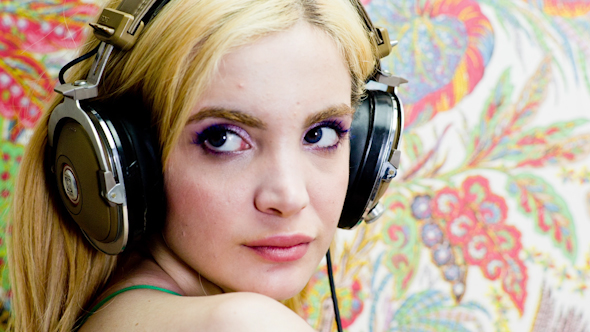 Female Headphone Dancer 5 alt