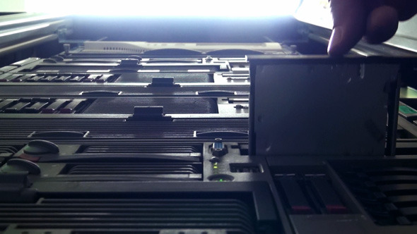 Closing CD/DVD Drive in a Rack Server