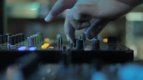 DJ Mixing in the Club 2