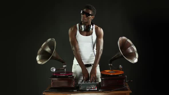 Cool Dj With Retro Gramophones 1