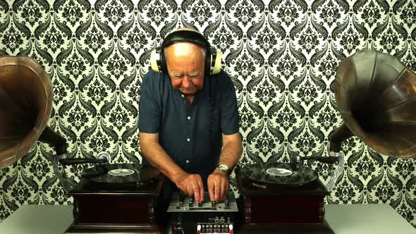 Funky  Grandpa Dj  With Gramophones alt