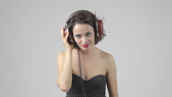 Liva Headphones 00 alt