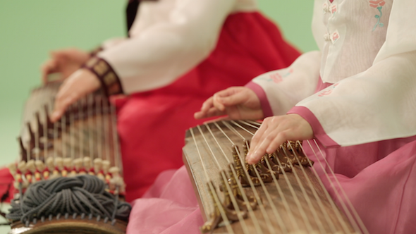 Play Gayageum (Korean Zither With 12 Strings) 01