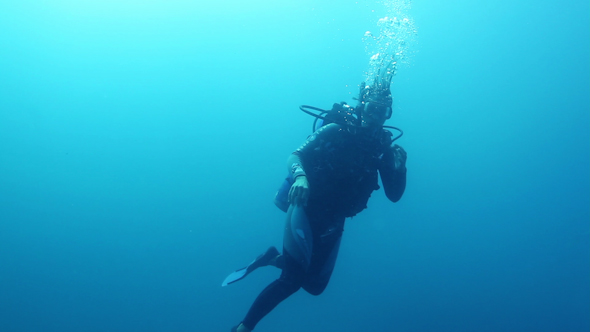 Underwater Girl Diver Ok Sign alt