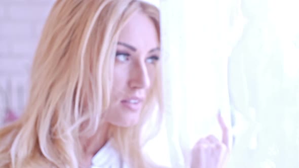 Pretty Blond Woman Face alt