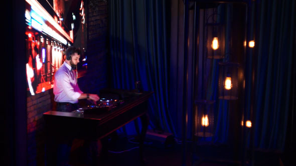 DJ At A Club Set 16