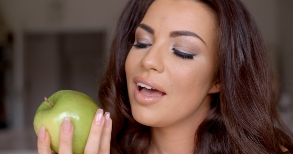 Gorgeous Woman Eating a Healthy Green Apple alt