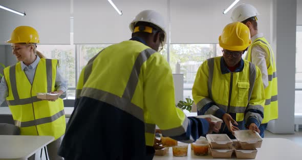 現代のオフィスで持ち帰り用の昼食をとっている建設会社の労働者 / Videohive, Stock footage, People