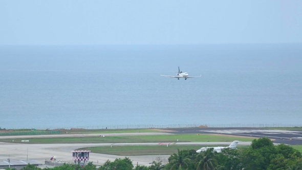 Business Jet Landing alt