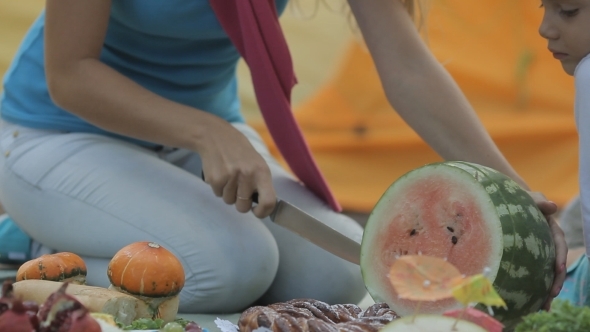 How Mom Cut Watermelon in Nature