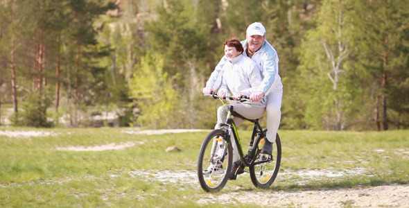 Seniors riding a bike alt