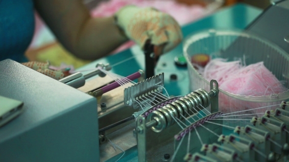 Knitter Working For Semi-automatic Machine alt