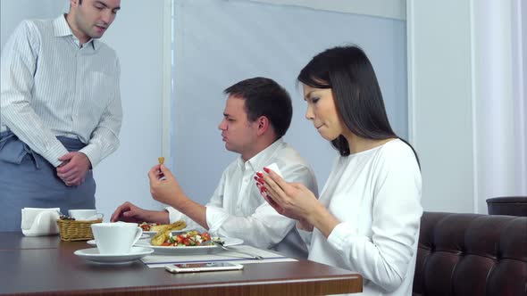 Male Customer Not Satisfied with His Food and Asking Waiter To Take It Away