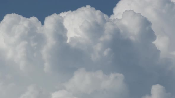 Clouds in a Blue Sky Avanzing