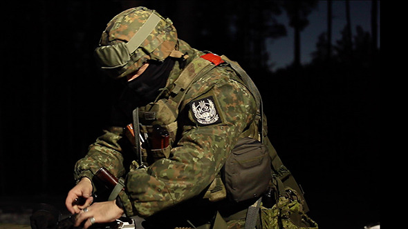 Soldiers Load Ammunition And Preparing For Battle alt