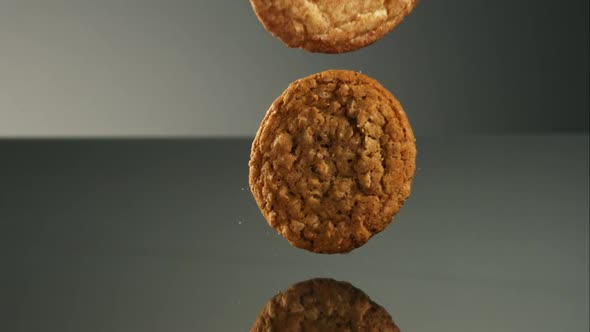 Cookies falling and bouncing in ultra slow motion 1500fps - reflective surface - COOKIES PHANTOM 