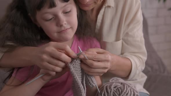 Teaching to knit. 