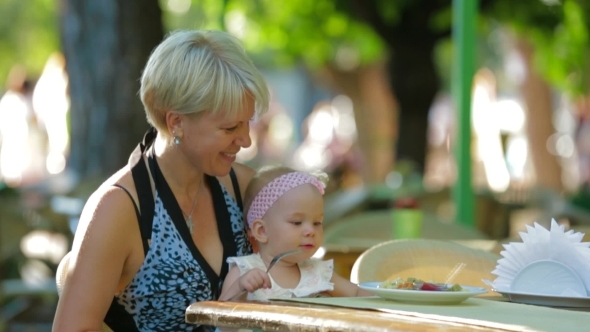 Dining In A Park alt