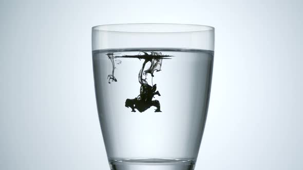 Ink drop into water, Slow Motion alt