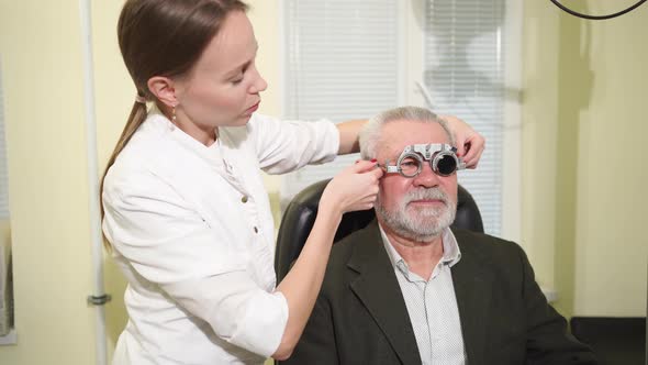 Ophthalmologist Makes Selection of Lenses Diagnoses a Elderly Man's Vision