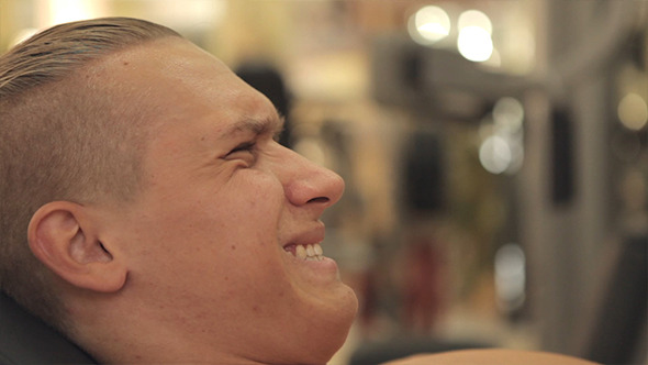 Men Screaming When Lifting Weight alt