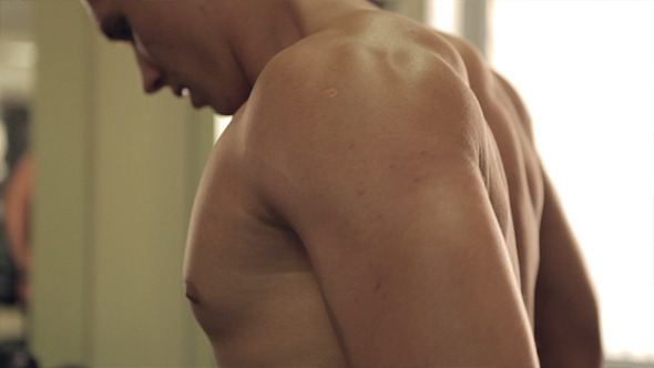 Men Exercising In The Gym alt