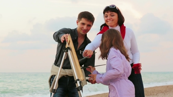 Family Draws On The Sea