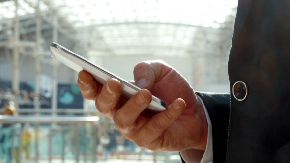 Businesspeople Always Keep In Touch alt