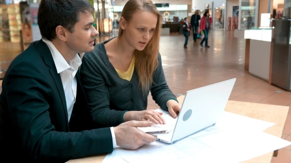 Young Businesspeople Working Outside The Office alt