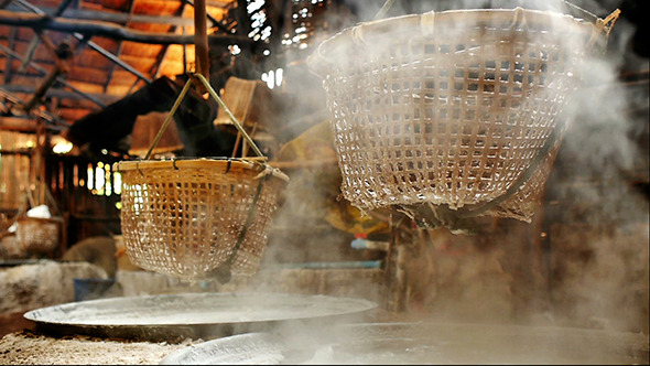 Salt Boiling at Boklua Nan Province 01