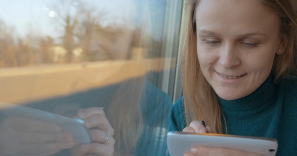 This Is How She Spending Time In Train  alt