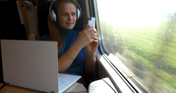 She Is Never Bored During The Trip