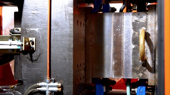 Plastic Squeeze Molding Machine Broken During Work