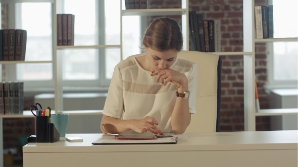 Businesswoman In The Office At The Table Working alt