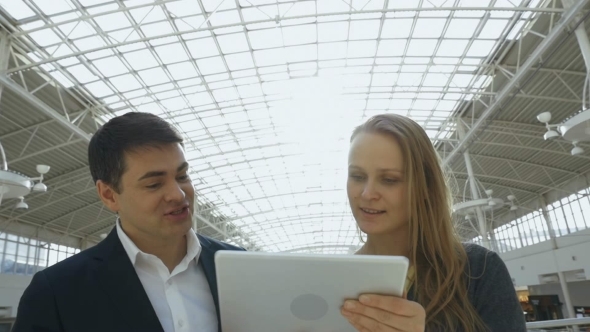 Business People With Tablet PC In Office Building alt