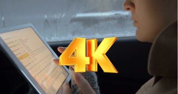 Easy Chatting In Car Using Tablet PC alt