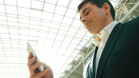 Businessman With Smartphone In Modern Building alt