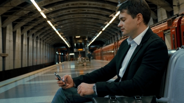 Businessman Waiting Fot The Tube Train alt