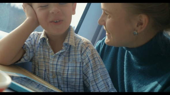 They Are Never Bored During The Train Trip alt