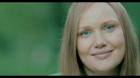 Smiling Woman Posing To The Camera alt