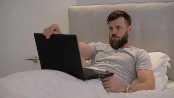 Opening and Using Laptop in Bed alt