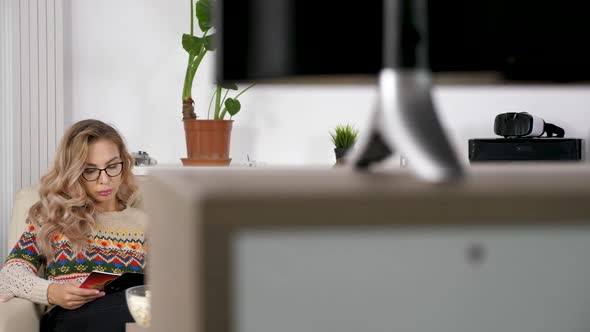 Revealing Shot of Couple in Living Room