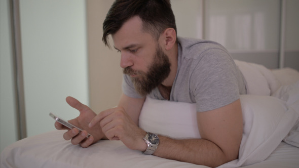 Using Apps in Smartphone  alt