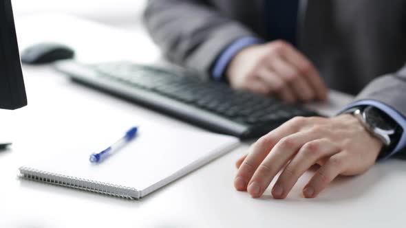 Close Up Of Businessman Hands With Notepad 2 alt