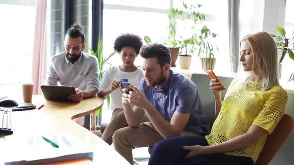 Business Team With Smartphones And Tablet Pc 5 alt