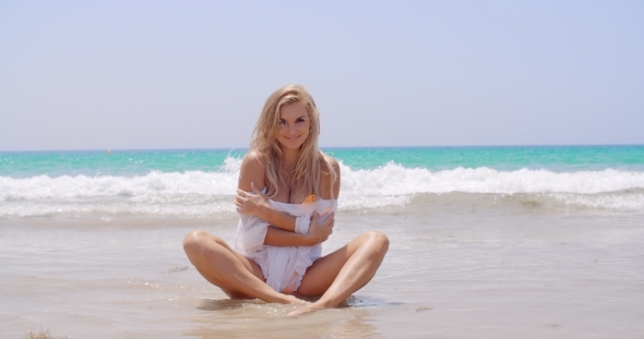 Sexy Woman At The Beach Smiling At The Camera alt