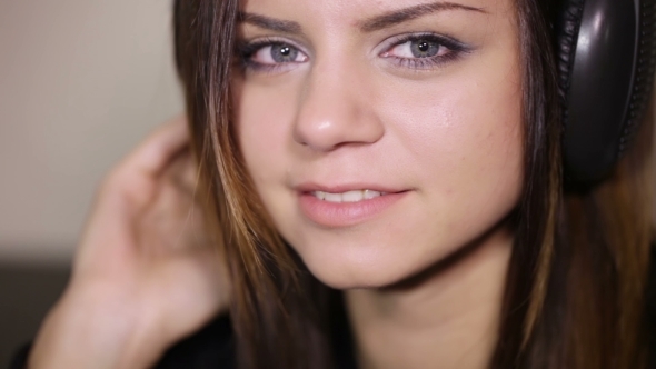 Smiling Girl In Headphone alt