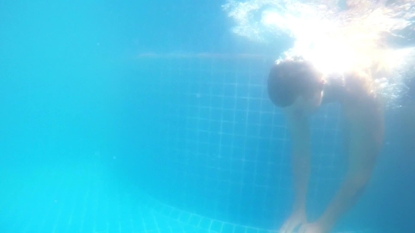Man Floats Underwater In Swimming Pool alt